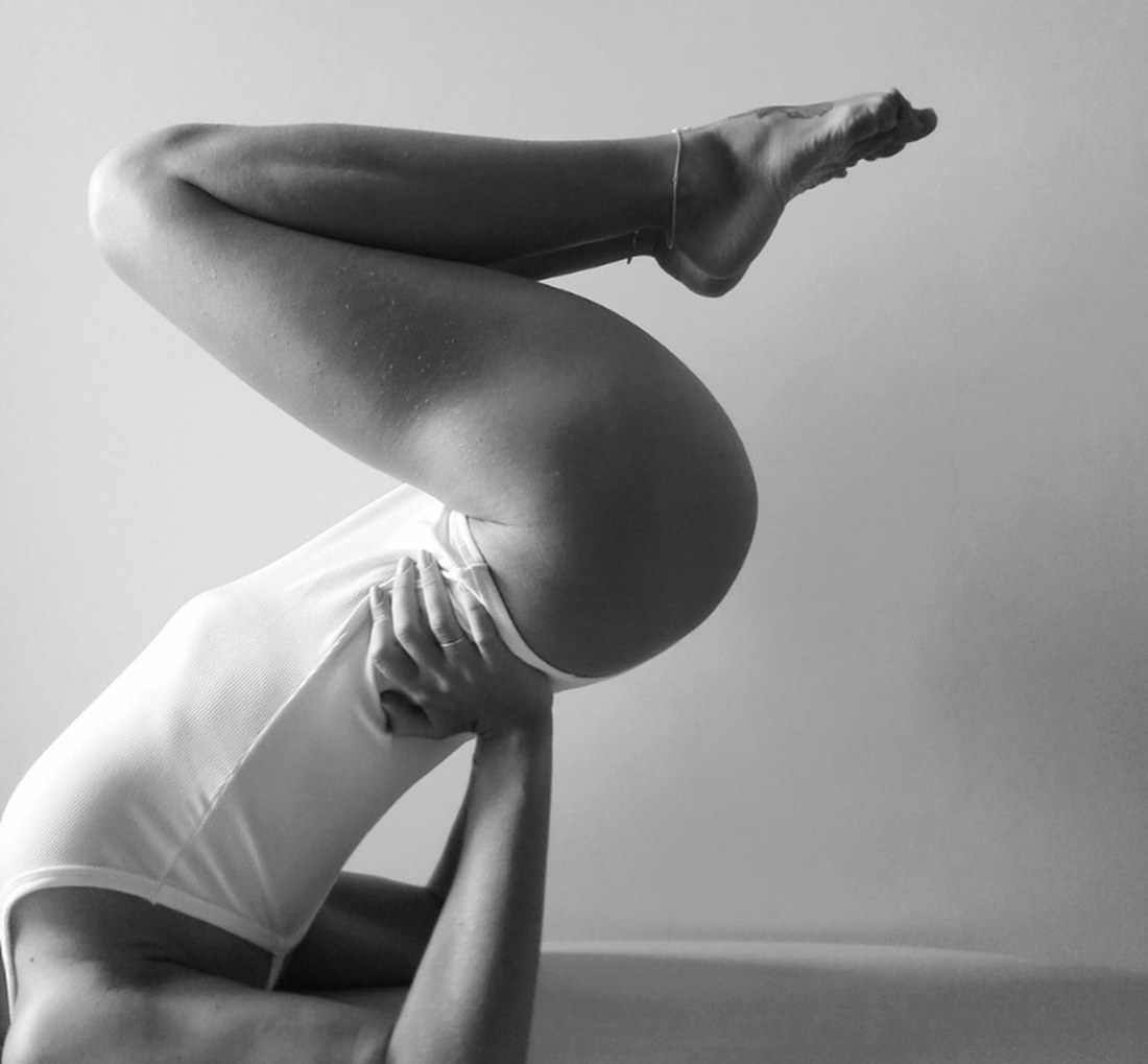 Vrouw in een rustige, ondersteunde yogahouding